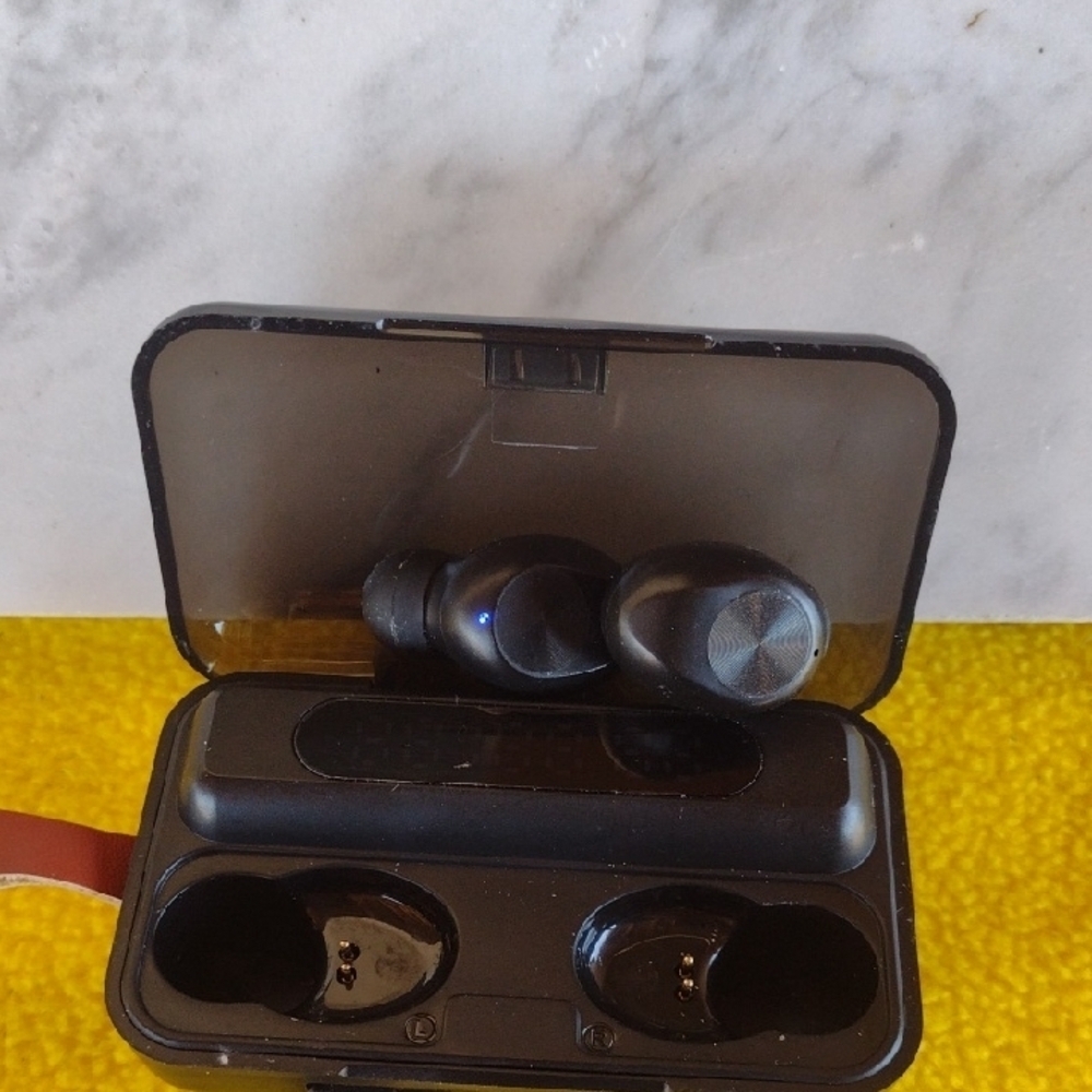 True Wireless Black Wireless Earbuds with Charging Case NWOT